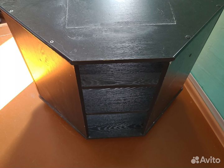 Столик угловой