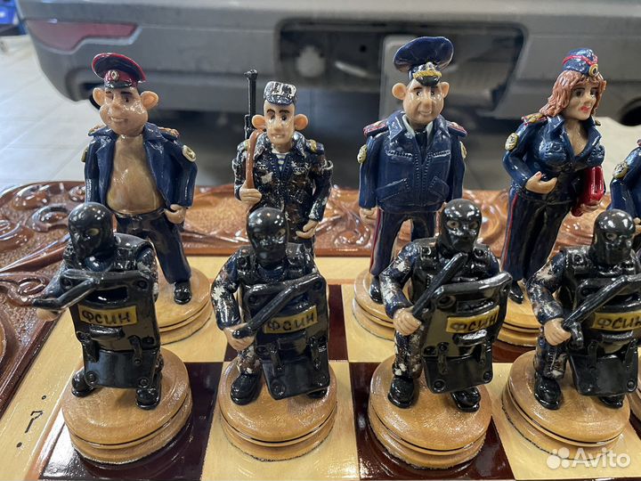 Шахматный резной стол