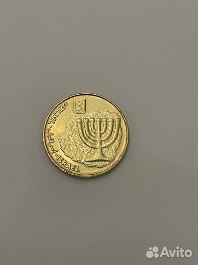 Освещенная монета Агора на камне миропомазания