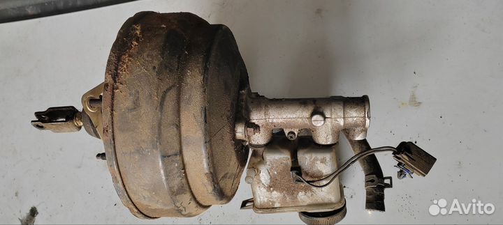 Тормозной вакум главный цилиндр Mazda 323