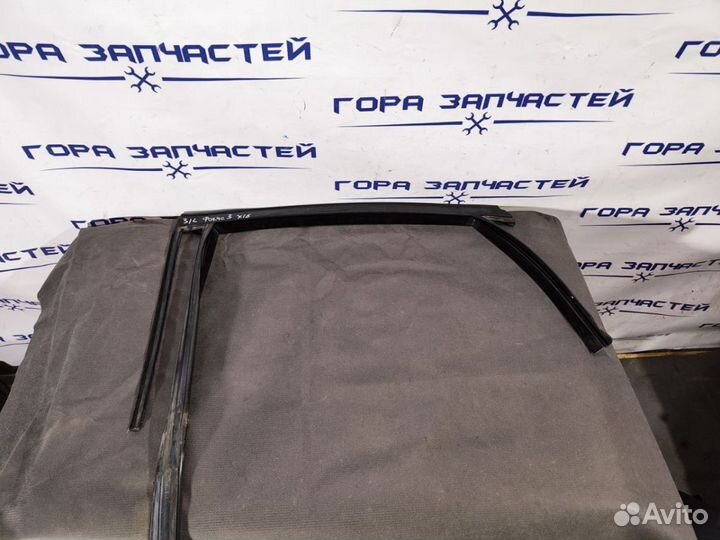 Уплотнитель стекла задний левый Ford Focus 3