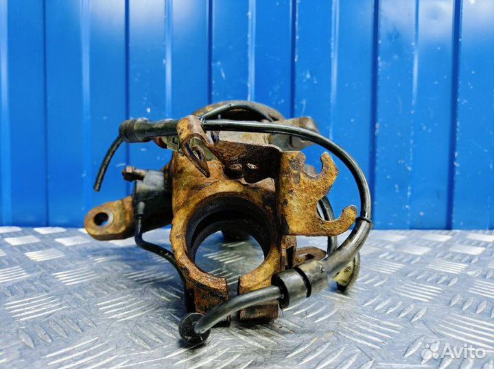 Кулак передний левый Peugeot 406 1.6 XU5JP 1996