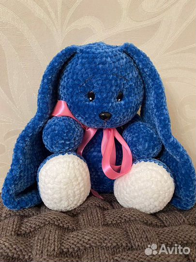 Мягкие игрушки заяц, одеяло вязанное в коляску