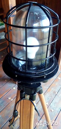 Светильник лофт на штативе