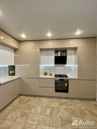 Угловая кухня под потолок на заказ