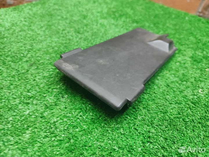 Крышка блока реле правая Volkswagen Passat B6