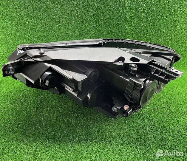 Фара правая Passat B8