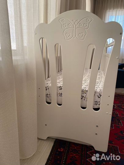 Детская кроватка с маятником