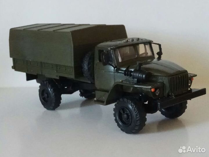 Урал 5557 4х4 двухосный тентованный