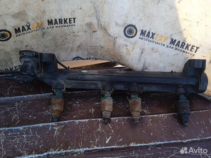 Топливная рампа с форсунками Skoda Octavia A4 1.6