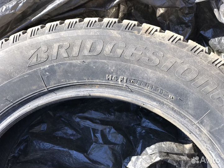 Bridgestone Blizzak Spike-02 215/60 R16