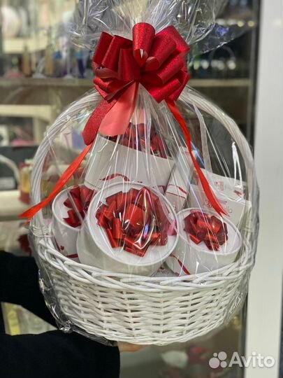 Подарок букет и корзина Raffaello