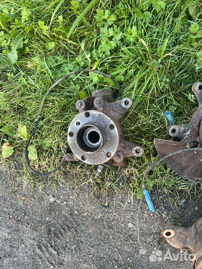 Bmw x3 e83 поворотный кулак со ступицей