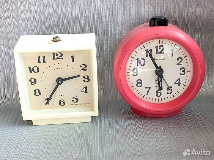 Часы будильник механические СССР Севани Янтарь