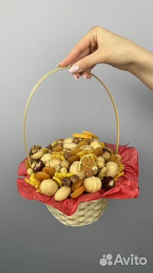 Букет из орехов