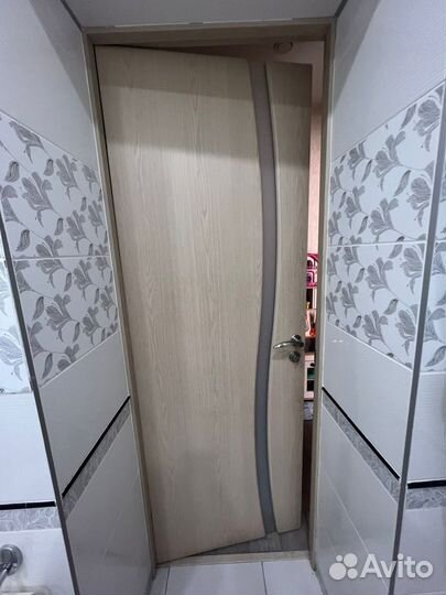 Дверь деревяннная, короб.планки, ручки. 4 шт