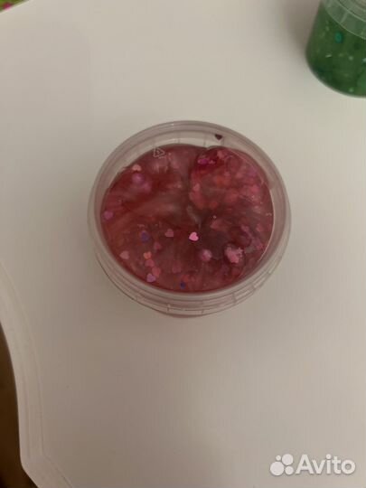 Слайм. Состоит в нем пинопласт и блестки