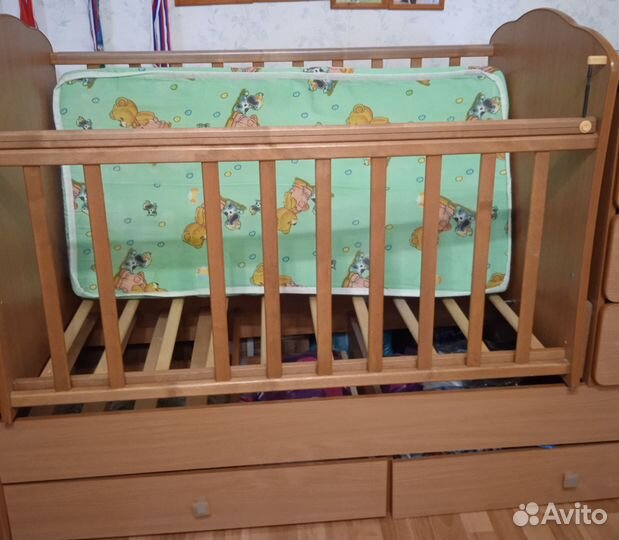 Детская кроватка с маятником