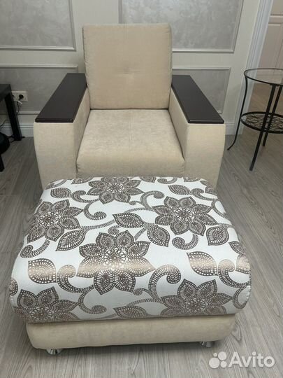 Кресло с пуфиком