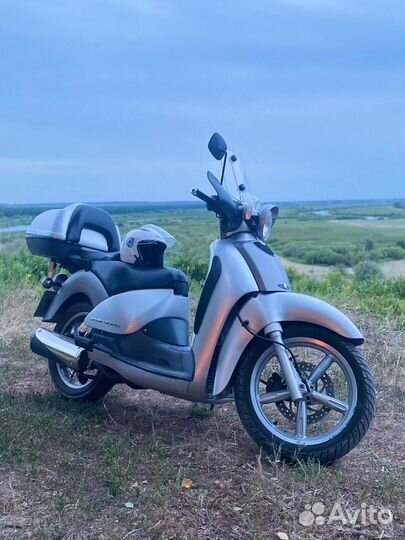 Макси скутер Aprilia Scarabeo