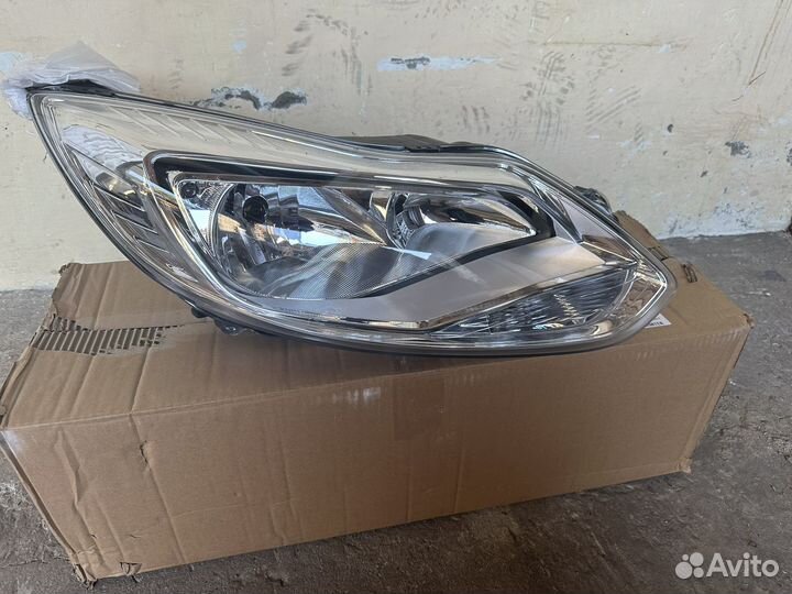 Фара передняя правая Ford Focus 3