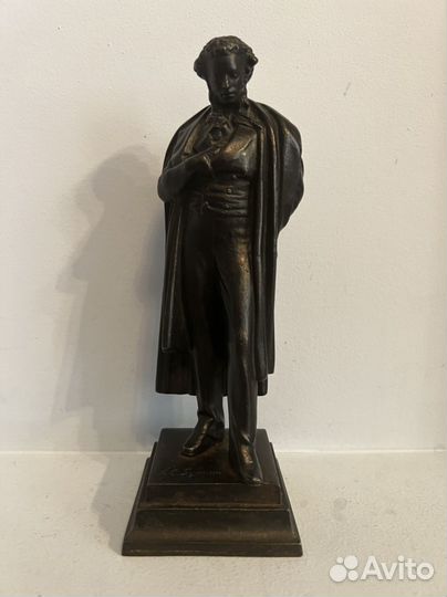 Статуэтка памятника пушкина в Москве