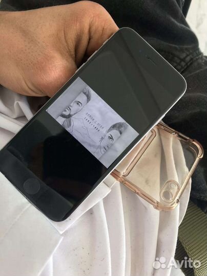 Телефон iPhone 6s