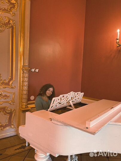 Репетитор по вокалу и фортепиано