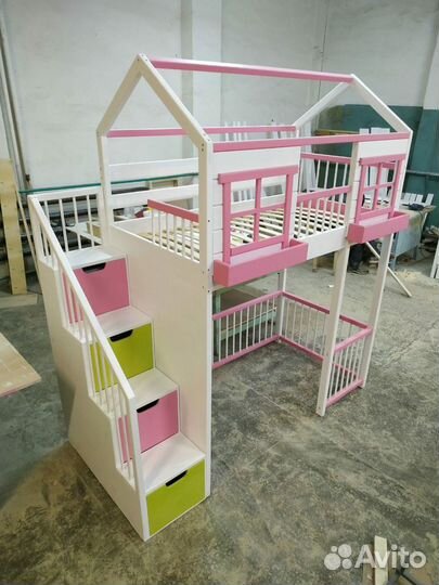 Кровать чердак домик с лестницей комодом