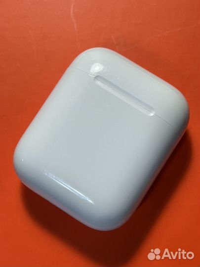 Apple AirPods 2 с беспроводным зарядным футляром
