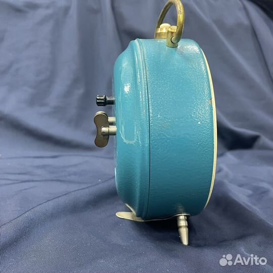 Настольные часы будильник «Янтарь» СССР (сзр)