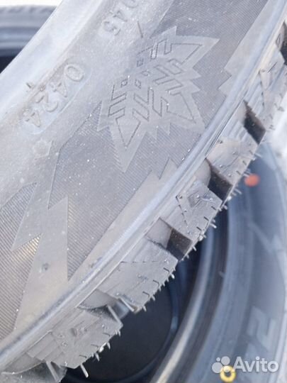 Royal Black Royal Stud II 245/45 R20 103T