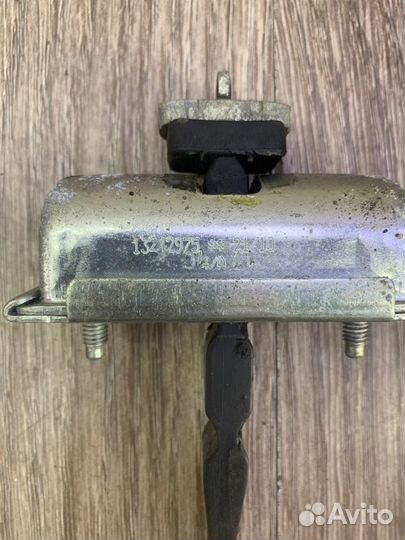 Ограничитель двери передний правый Opel Corsa D