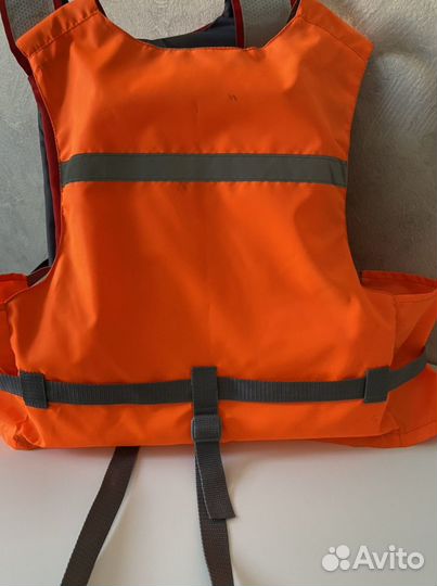 Спасательный жилет и очки для плавания