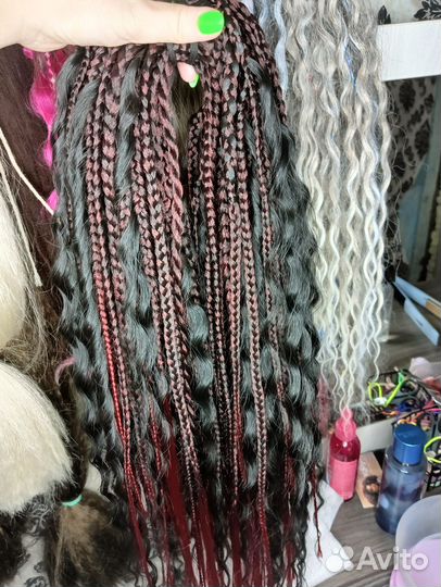 Модель на афрокудри афрокосы