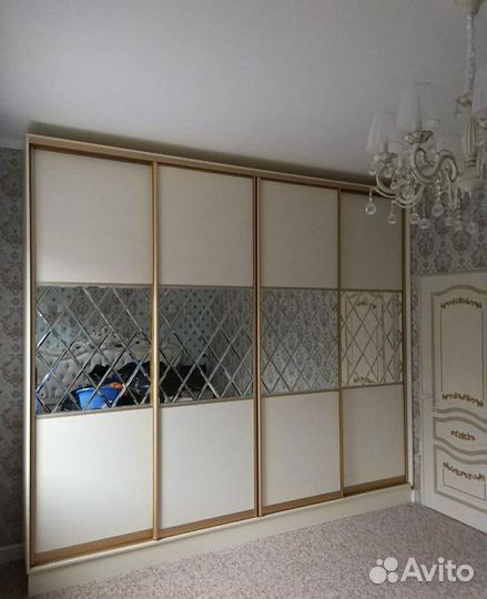 Зеркальный шкаф