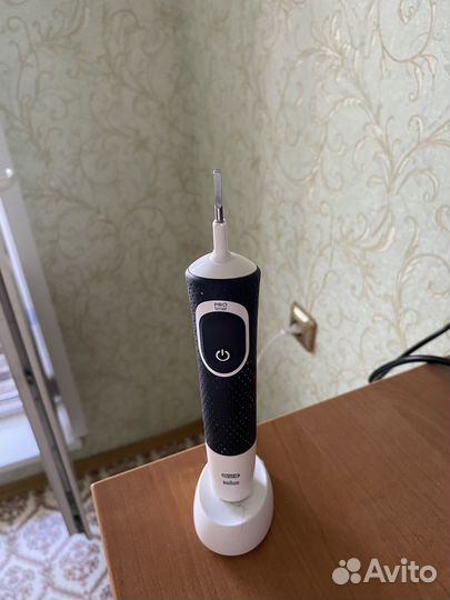 Электрическая зубная щетка oral b