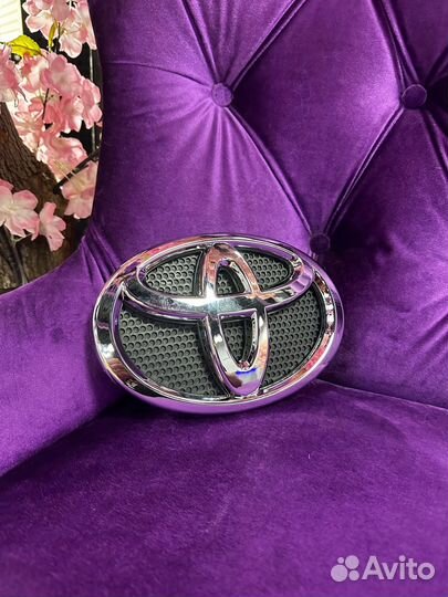 Эмблема передняя Toyota Land Cruiser 200 / Prado