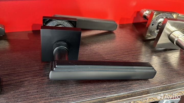 Дверные ручки, замки, петли, межкомнатные двери