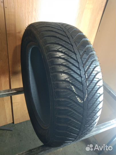 Goodyear Vector 4Seasons 225/50 R17