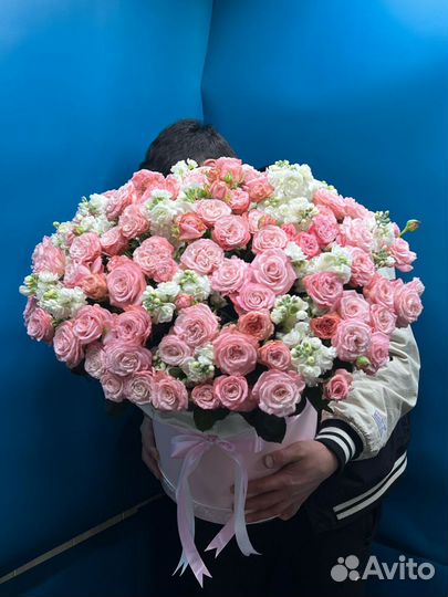 Пионовидное куставие розы в коробке