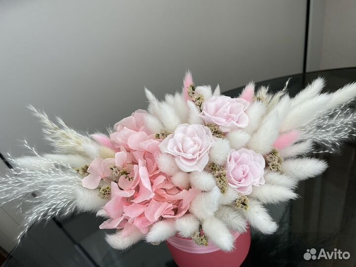 Композиция из сухоцветов в шляпной коробке