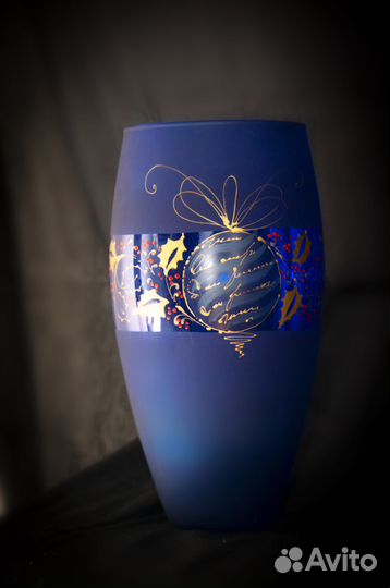 Ваза из синего стекла с росписью маслом