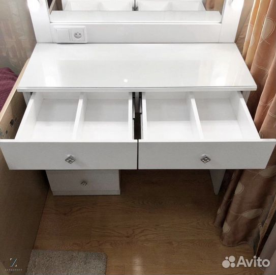 Макияжный столик визажиста с гримерным зеркалом дл