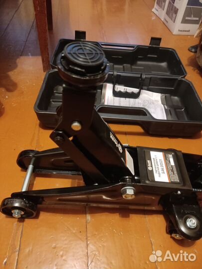 Домкрат подкатной 2 т