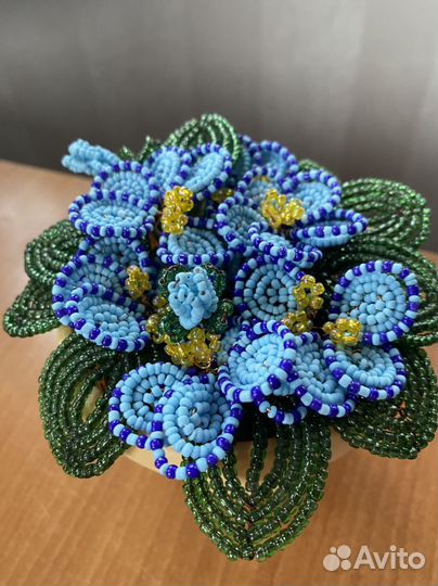 Фиалка ручной работы из бисера