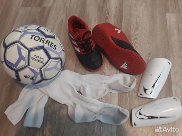 Футбольный мяч, бутсы