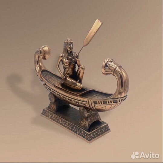 Скульптура египтянки в лодке