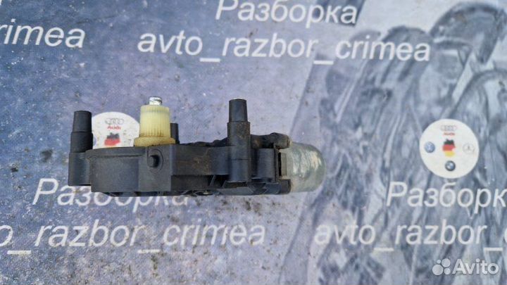 Мотор стеклоподъемника задний левый Audi A6 C5 AKE