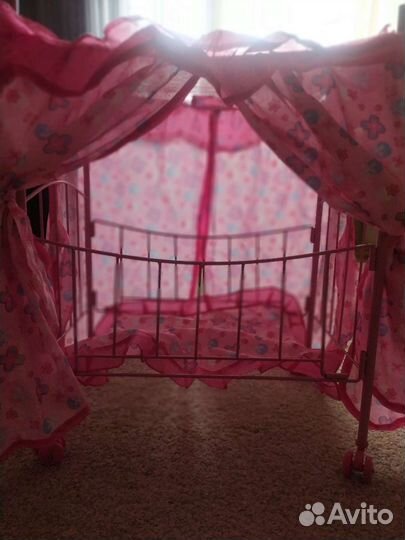 Кроватка для куклы с балдахином